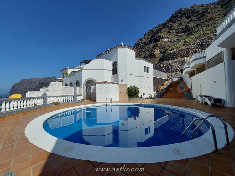 Apartment in Los Gigantes marketed by Astliz Estate Agents